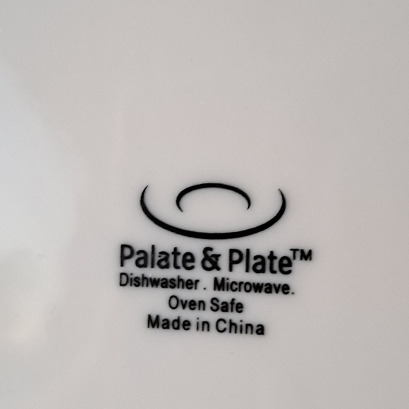 Palate and Plate 7" scalloped plate . Porcelain. White. - Picture 3 of 3